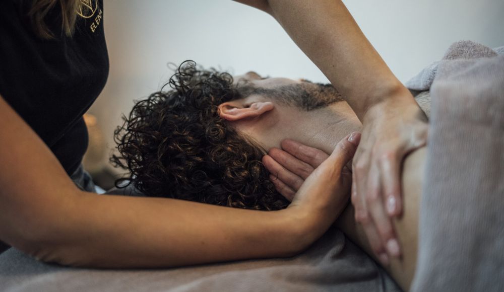 Mann geniesst eine entspannende Nackenmassage bei der AMAYA AG, Kosmetik in Aarau und Lenzburg