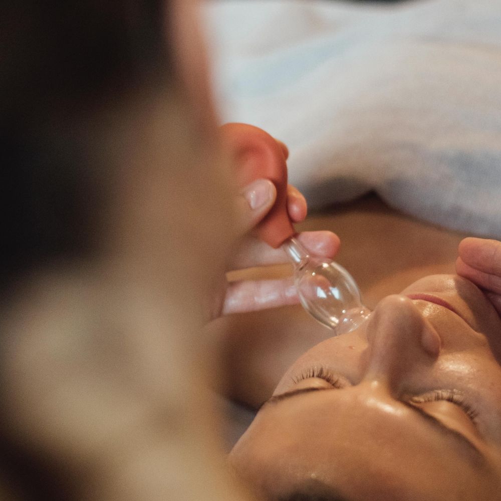 Weshalb wir die Schröpfmassage in unsere Treatments integrieren! ✨

Die Schröpfmassage im Gesicht ist mehr als nur ein Beauty-Trend – sie unterstützt die Hautgesundheit auf mehreren Ebenen. Deshalb setzen wir diese Technik gezielt in unseren Treatments ein:

🔹 Faszien lösen & entspannen – Verklebte Faszien können Spannungen im Gesicht verursachen. Die Schröpfmassage hilft, diese sanft zu lösen und die Hautstruktur zu verbessern.

🔹 Lymphfluss aktivieren – Durch die sanfte Sogwirkung wird der Lymphfluss angeregt, wodurch Schwellungen reduziert und Giftstoffe abtransportiert werden.

🔹 Verhärteten Talg lösen – Ideal bei unreiner Haut! Die Schröpfmassage hilft, festsitzenden Talg sanft aus den Poren zu lösen und das Hautbild zu verfeinern.

🔹 Muskelverspannungen reduzieren – Besonders im Kiefer- und Stirnbereich wirkt die Massage entspannend und kann sogar Spannungskopfschmerzen lindern.

✨ Das Ergebnis? Ein frischer Glow, definierte Gesichtszüge und eine tiefenentspannte Haut! ✨

💆‍♀️ Lass dich verwöhnen – buche jetzt dein Treatment!

#schröpfmassage #glowup #faszienlösen #lymphdrainage #entspannungpur #beautyroutine #selfcare #kosmetik #kosmetikaarau #aarau #aaraucity #aeschbachquartier