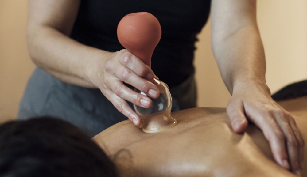 Frau geniesst eine entspannende Schroepfmassage von Team Dr Joseph bei der AMAYA AG, Kosmetik in Aarau und Lenzburg