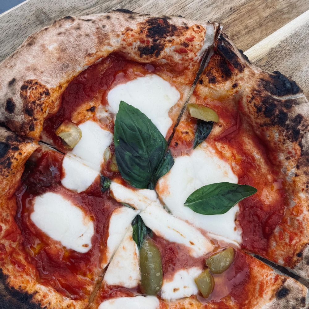 Amaya Pizza Sommer-Event 🌞🍕
Sommer pur im Garten – Hitze, kalte Drinks, plantschende Kids & ganz viel Pizza-Liebe!
Debbis Mann Gianni @vatillumpizza hat uns mit selbstgemachter Pizza verwöhnt – ein echter Gaumenschmaus 🍕🔥
Tolles Team, Family-Vibes & ganz viel Herz ❤️

#teamevent #pizzalove #amayasommer #danketeam #vatillumpizza #teamspirit #myamaymoment #amayaaarau #sommervibes