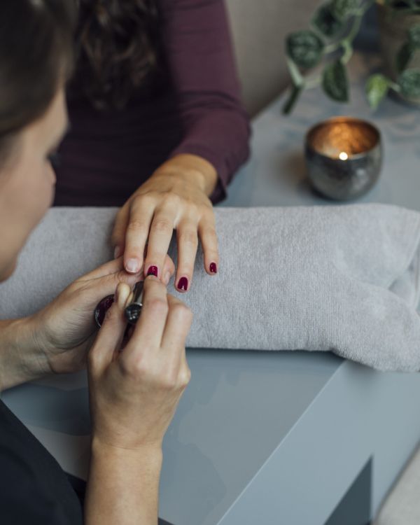Frau erhält eine Manicure mit Lack von OPI bei der AMAYA AG, Kosmetik in Aarau und Lenzburg