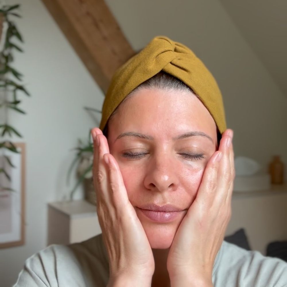 Face Cupping – wir lieben es!
Ganz nach dem Motto Chi statt Botox setzen wir auf natürliche Methoden, die Körper, Geist und Haut in Einklang bringen ✨
Mit jeder Anwendung fördern wir die Durchblutung, definieren sanft die Konturen und schenken uns bewusst Zeit für Selfcare 💆‍♀️
Wahre Schönheit kommt von innen – aber ein bisschen Cupping hilft von außen nach.

Unsere Face Cups von @thefacialcuppingexpert findest du im Shop – Link in Bio! 🛒
Zu jedem Kauf bekommst du exklusiven Zugang zu einem Online-Kurs, der dir die Anwendung Schritt für Schritt zeigt 🎥

Wir sind gespannt auf eure Erfahrungen – teilt euer Feedback gern mit uns!

#thefacialcuppingexpert 
#facecupping #chiStattBotox #selfcaretime #naturalskincare #glowingskin #holisticbeauty #beautyroutine #skincaretools #lymphdrainage #facemassage