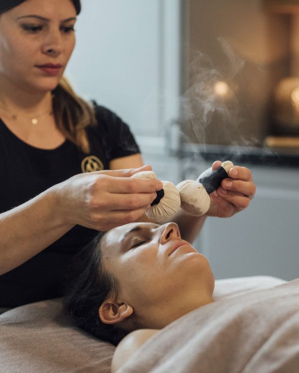 Kosmetische Gesichtsbehandlung mit Kräuterstempel bei der AMAYA AG in Aarau und Lenzburg