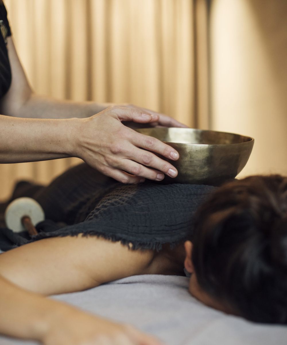 Frau erhält eine Klangschalenmassage bei der AMAYA AG, Kosmetik in Aarau und Lenzburg