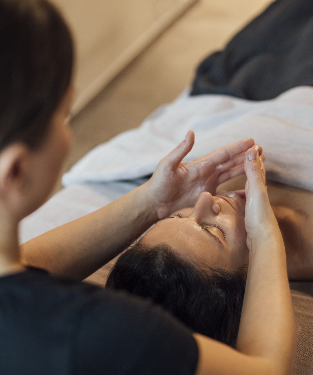 Kosmetische Gesichtsbehandlung mit Massage bei der AMAYA AG in Aarau und Lenzburg