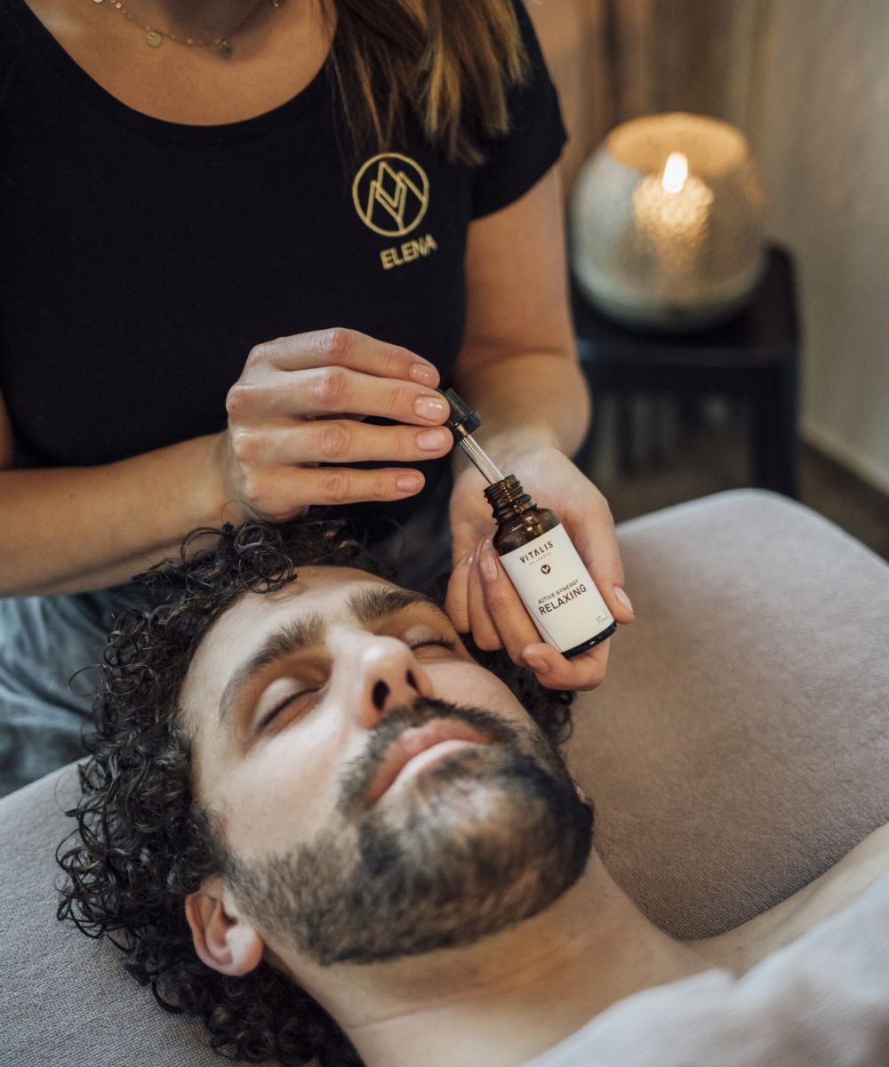 Mann erhaelt eine Gesichtsbehandlung von Dr. Joseph bei der AMAYA AG in Aarau und Lenzburg