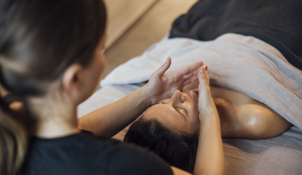 Kosmetische Gesichtsbehandlung mit Massage bei der AMAYA AG in Aarau und Lenzburg