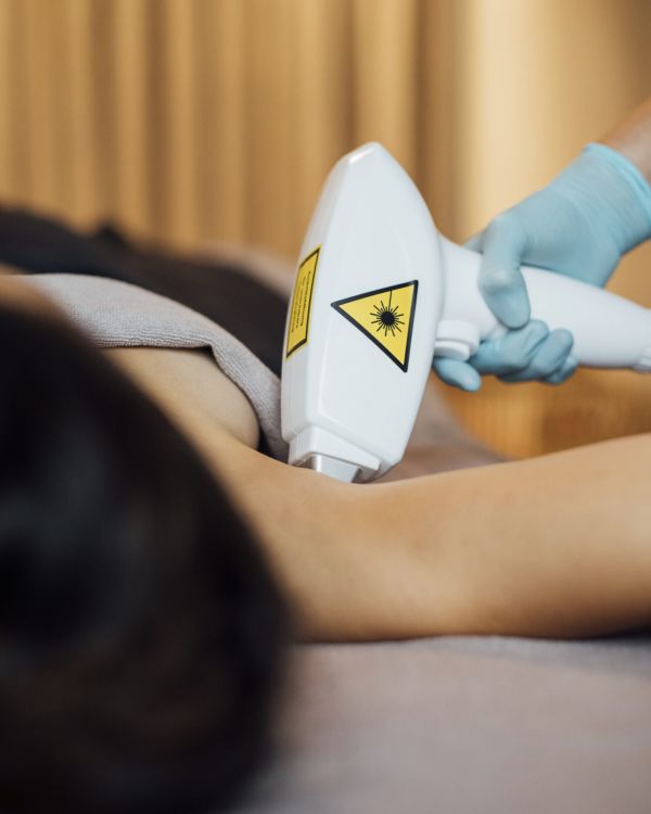 Frau erhält eine definitve Haarentfernung mit dem Laser bei der AMAYA AG, Kosmetik in Aarau und Lenzburg